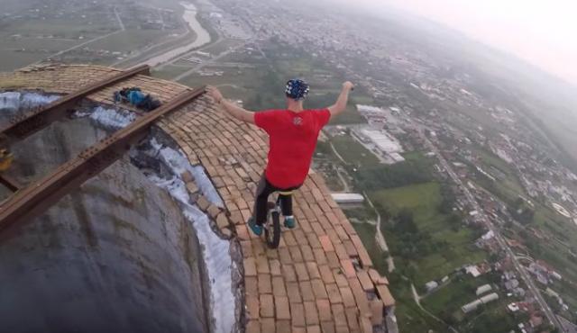 Žongliranje i vožnja monocikla na 256 metara visine